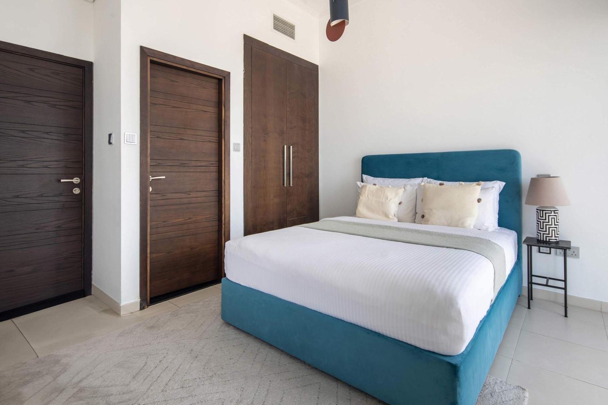 Frank Porter - Cayan Tower Apartment Dubai