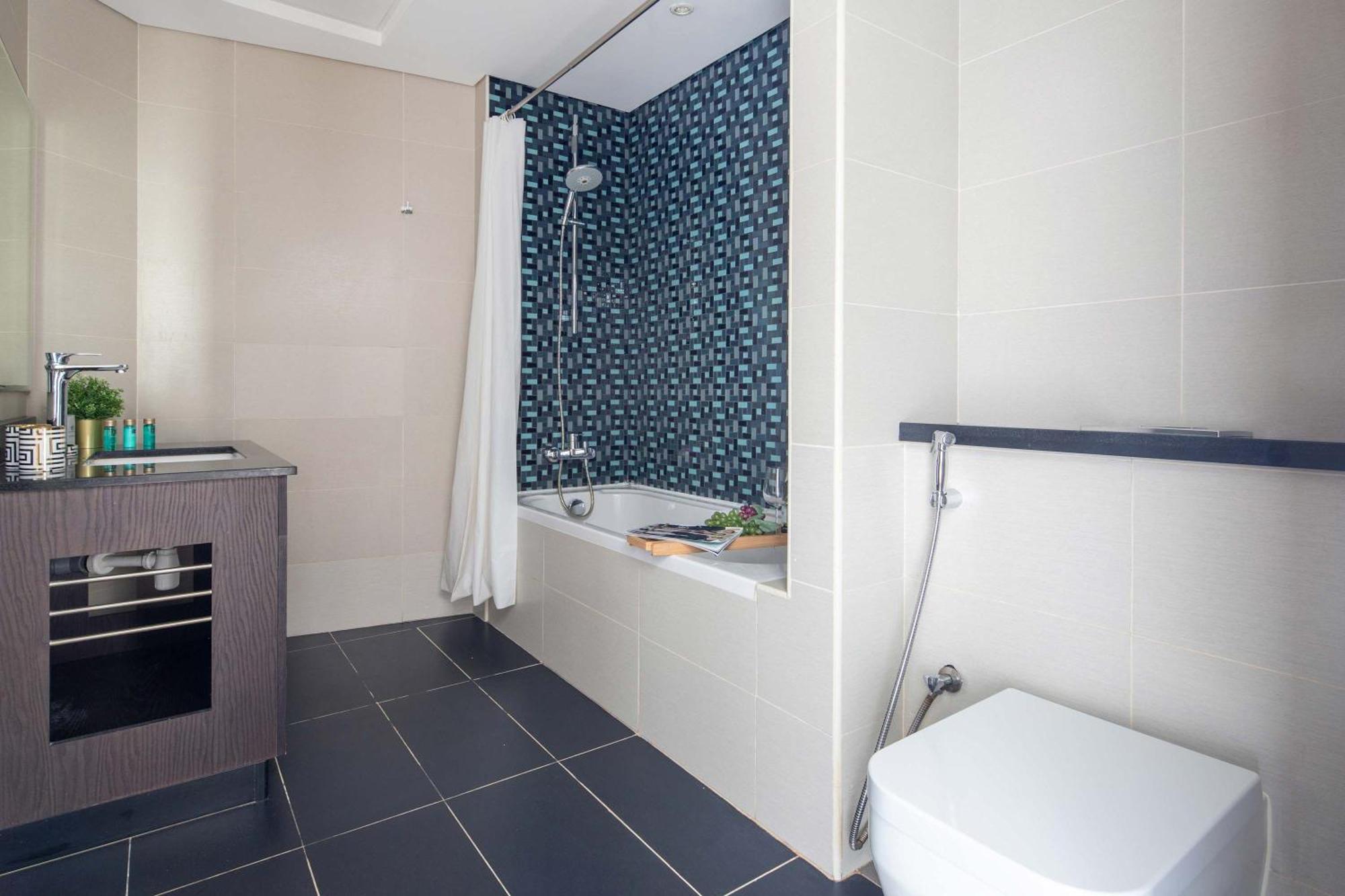 Frank Porter - Cayan Tower Apartment Dubai