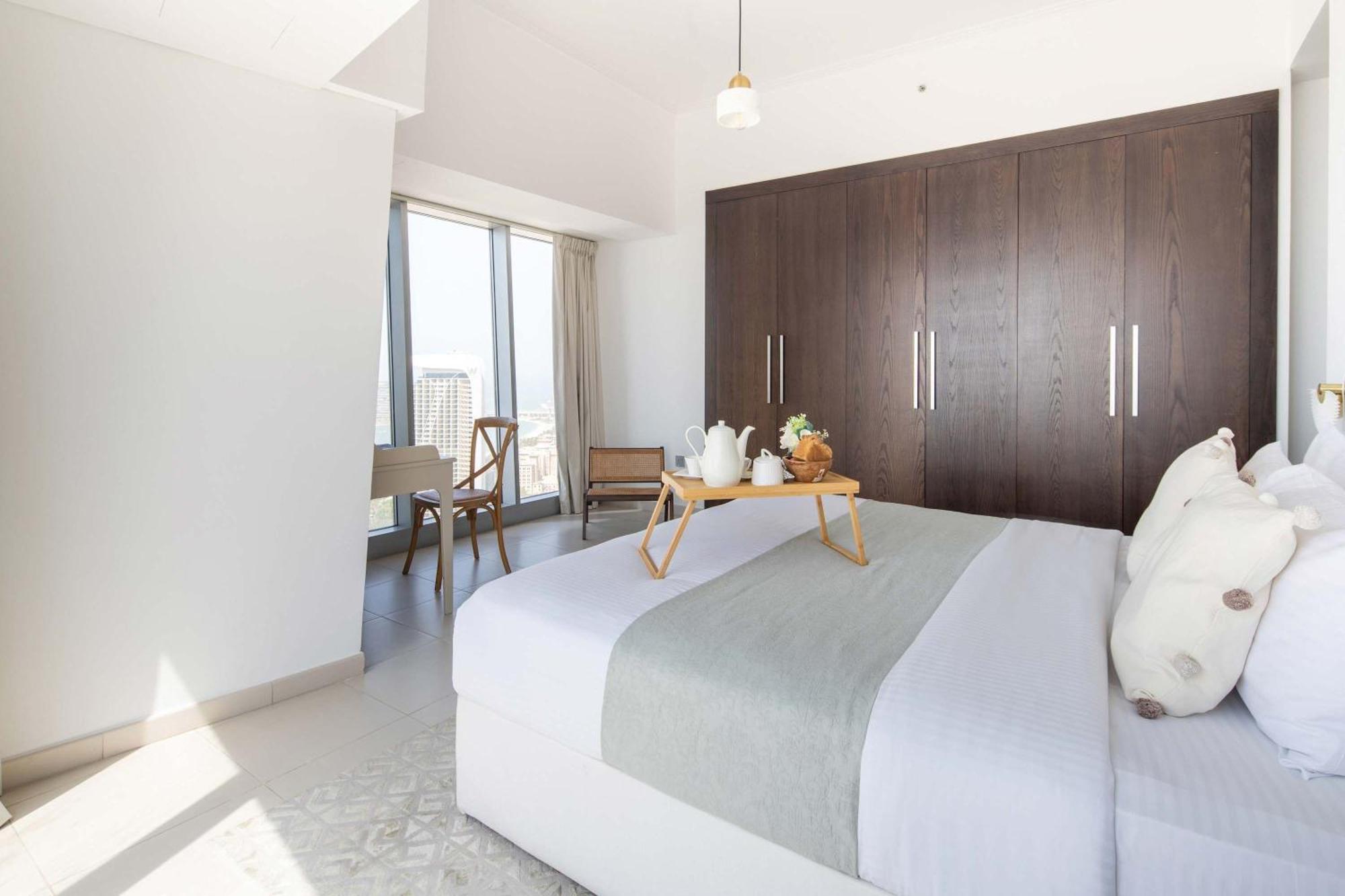 Frank Porter - Cayan Tower Apartment Dubai