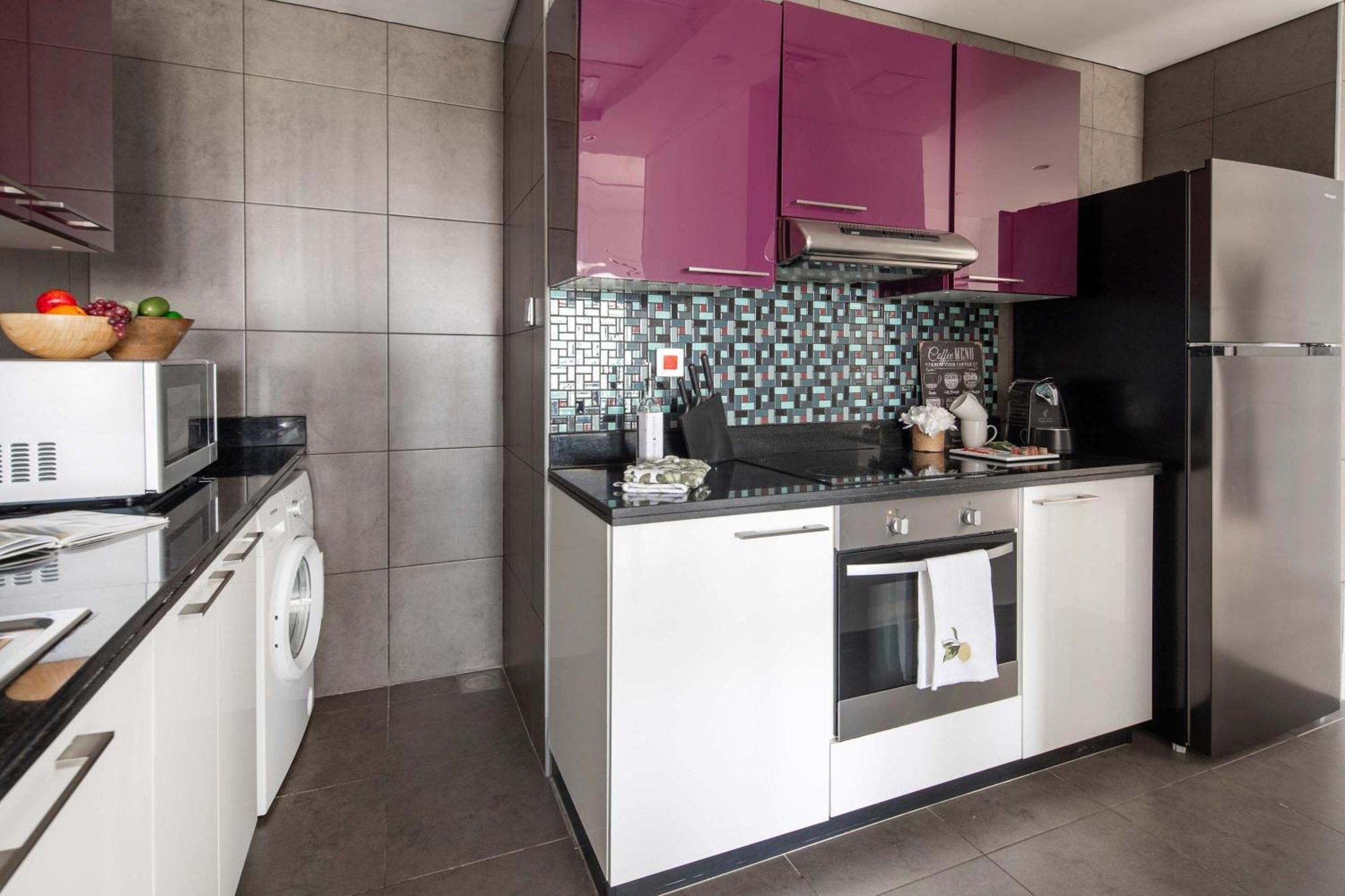 Frank Porter - Cayan Tower Apartment Dubai